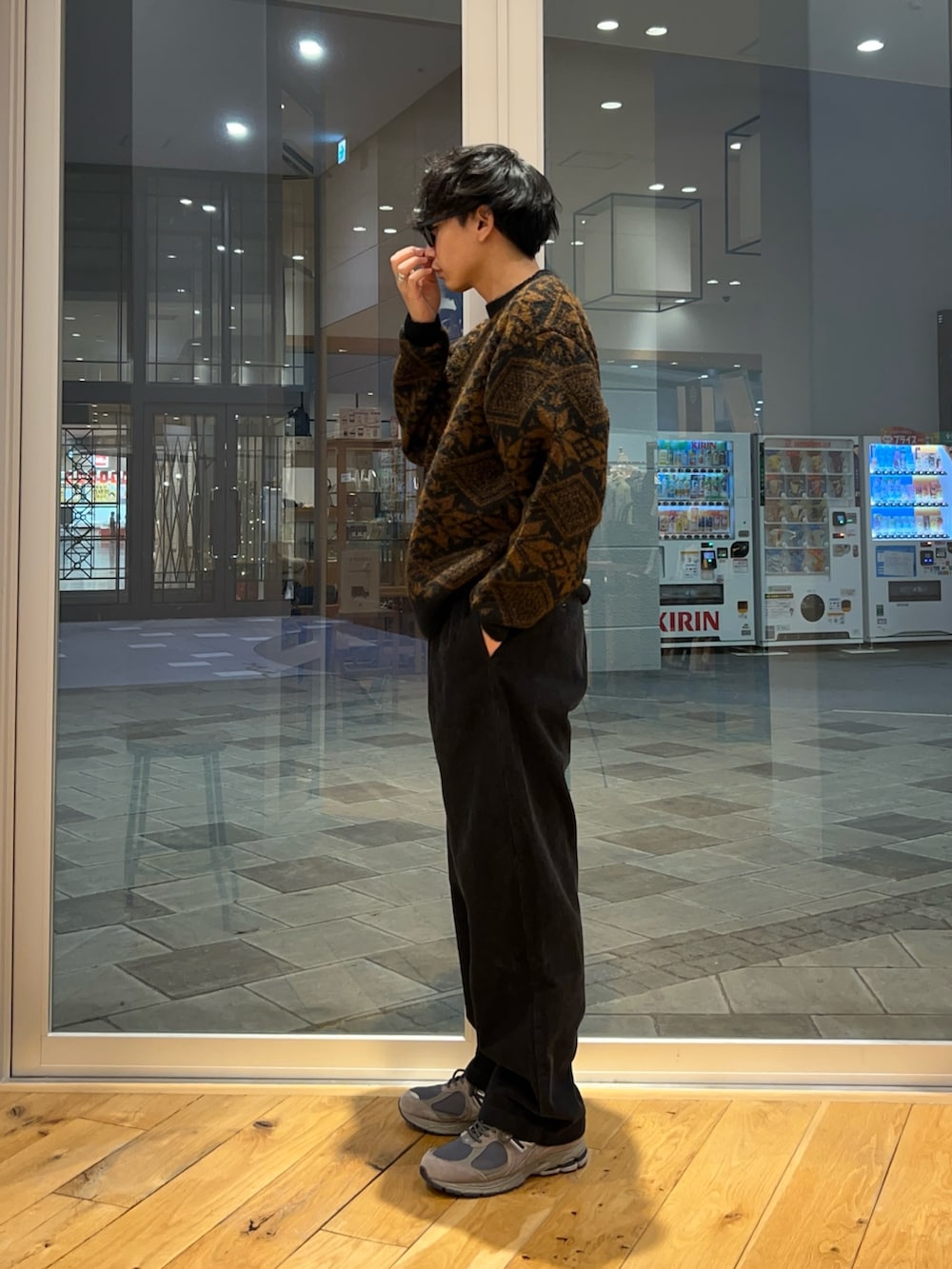 ブラウン系のニット/セーター、グレー系のその他パンツを着用したメンズの冬コーディネートの2枚目の写真