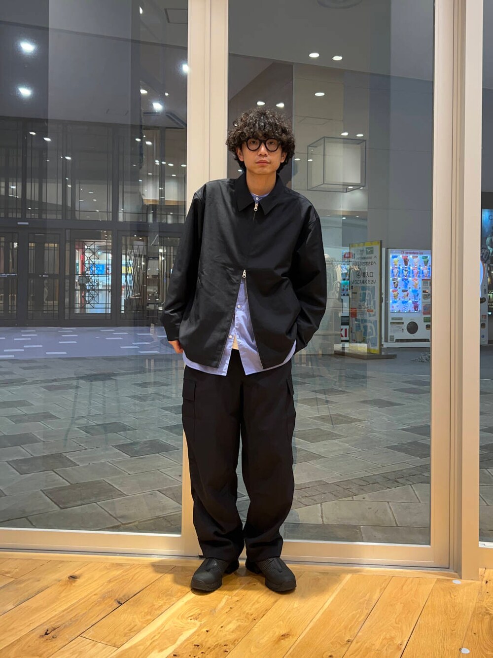 ブルー系のシャツ/ブラウス、ブルー系のカーゴパンツ、ブルー系のブルゾンを着用したメンズの秋コーディネートの4枚目の写真