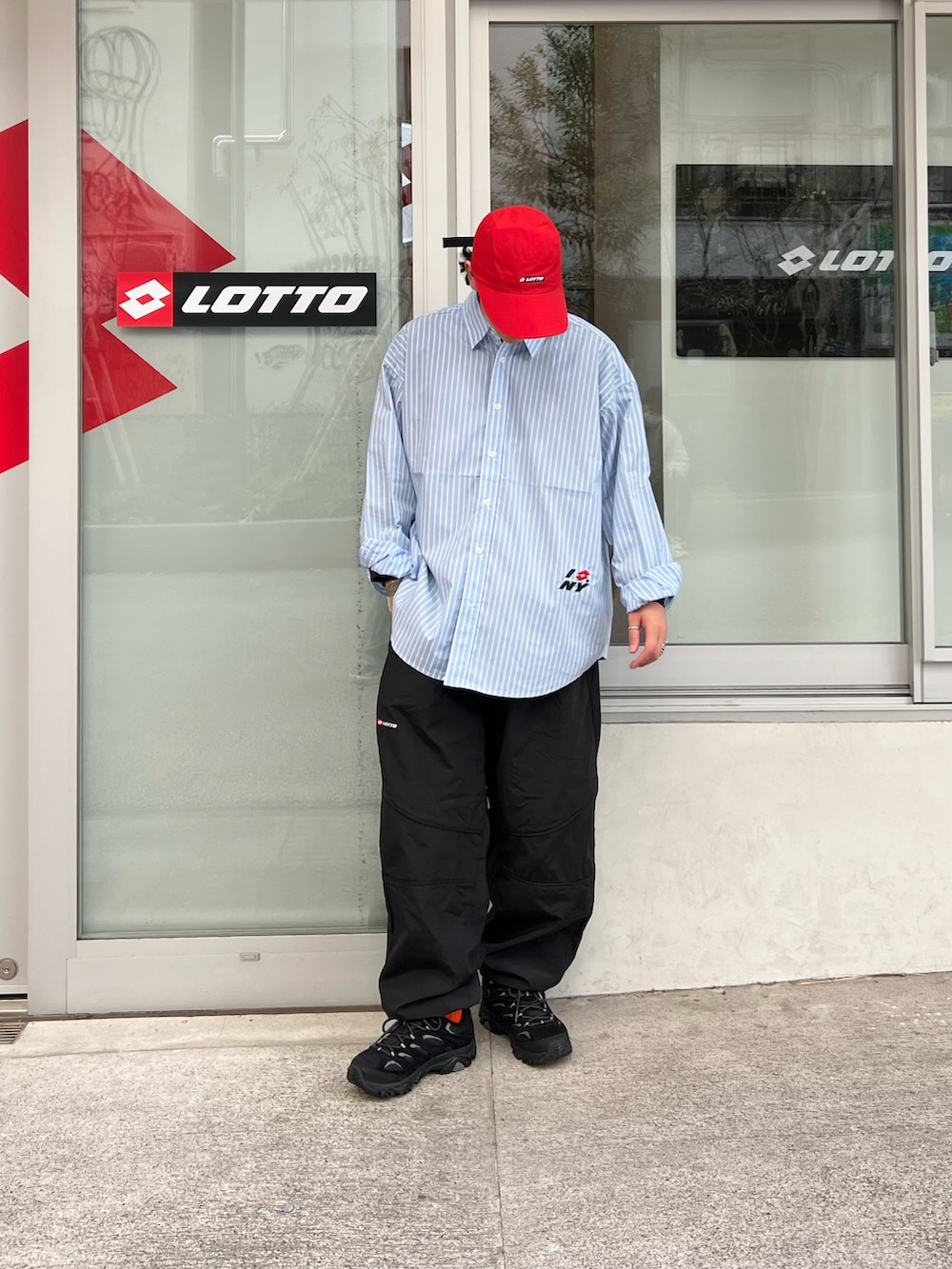 その他のシャツ/ブラウス、ブラック系のその他パンツ、レッド系のキャップを着用したメンズの春コーディネートの2枚目の写真