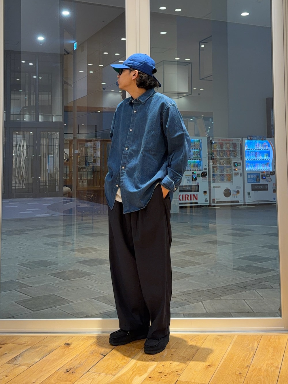 ブルー系のシャツ/ブラウス、ブルー系のその他パンツを着用したメンズの春コーディネートの2枚目の写真