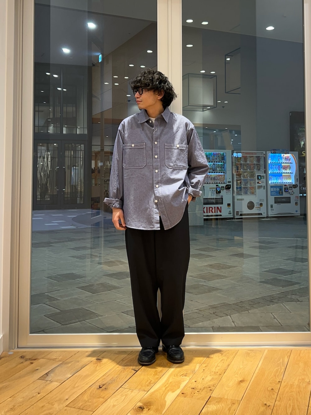 ブルー系のシャツ/ブラウス、ブルー系のその他パンツ、ホワイト系のTシャツ/カットソーを着用したメンズの春コーディネートの2枚目の写真