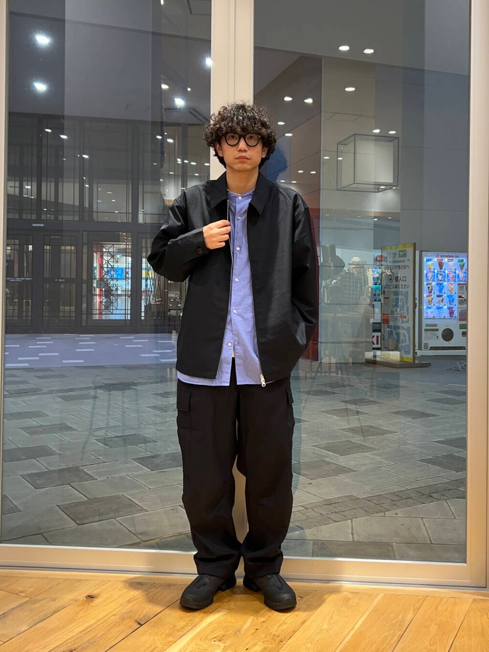 ブルー系のシャツ/ブラウス、ブルー系のカーゴパンツ、ブルー系のブルゾンを着用したメンズの秋コーディネートの2枚目の写真