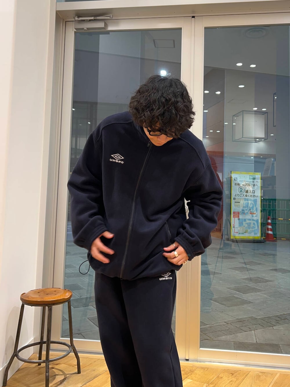 グレー系のスウェット、グレー系のスニーカー、ブルー系のその他アウターを着用したメンズの冬コーディネートの3枚目の写真