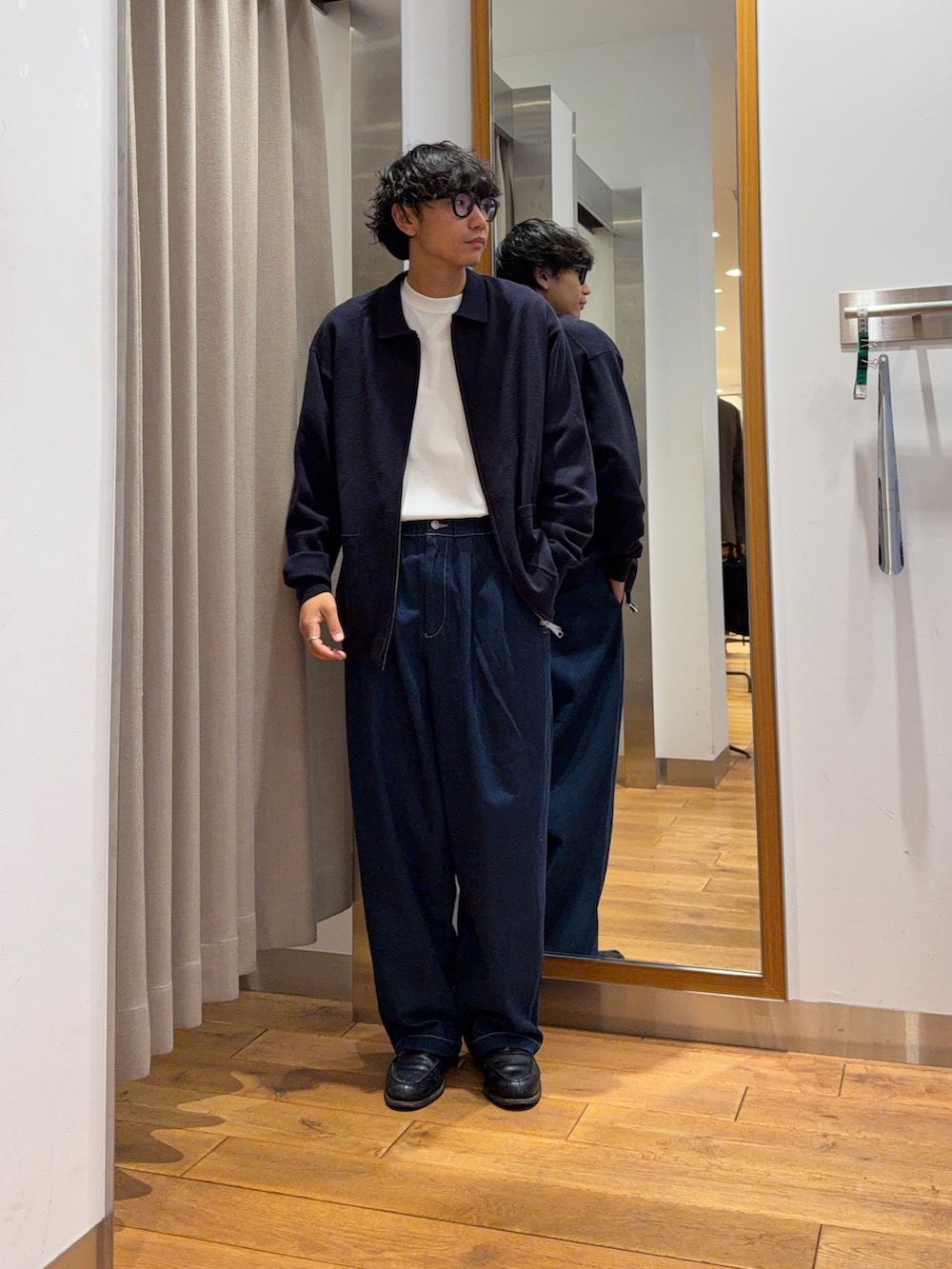 ブルー系のニット/セーター、ブルー系のその他パンツ、ホワイト系のTシャツ/カットソーを着用したメンズの秋コーディネートの4枚目の写真