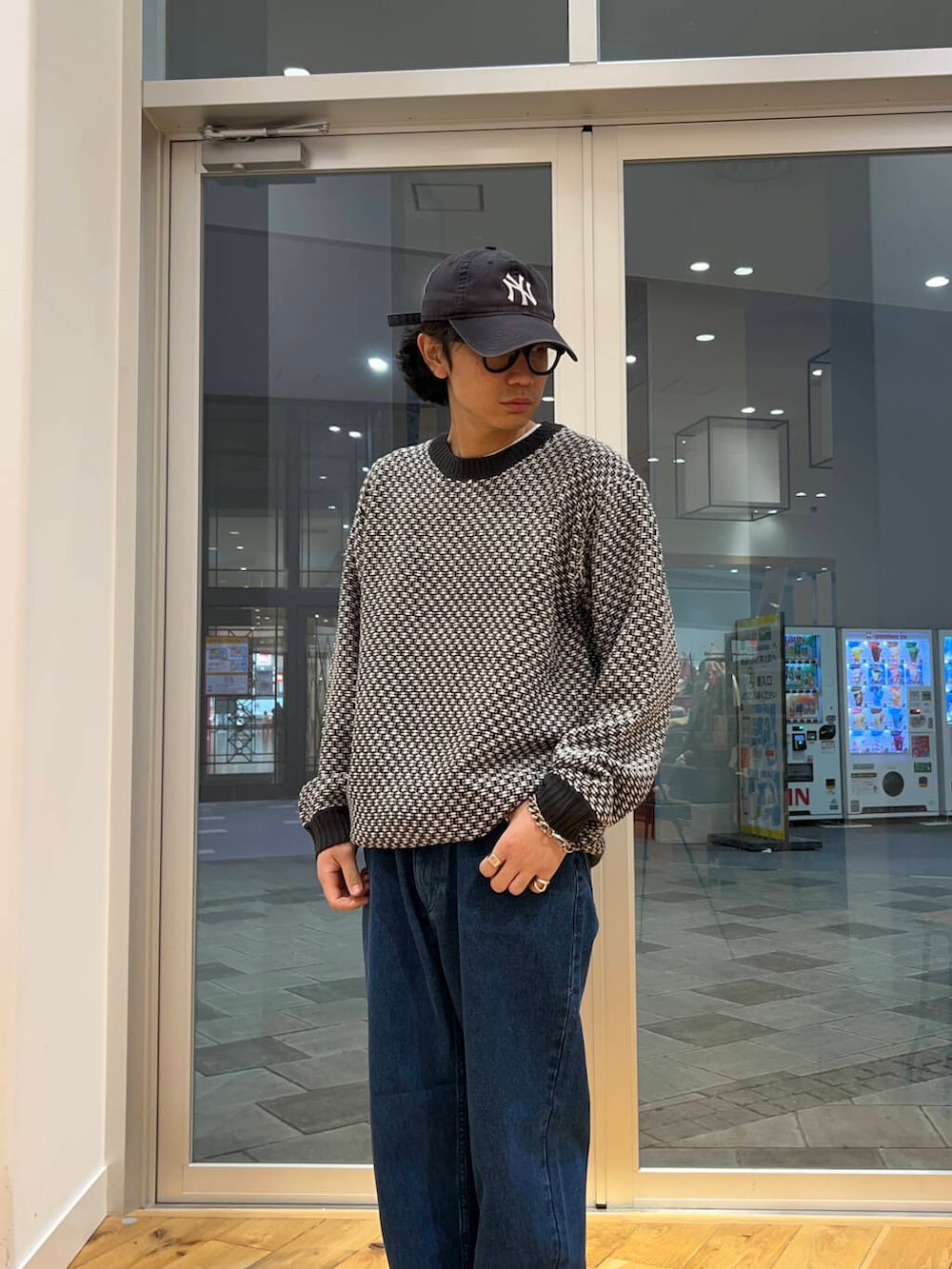 ブルー系のデニムパンツ、グレー系のニット/セーターを着用したメンズの冬コーディネートの2枚目の写真