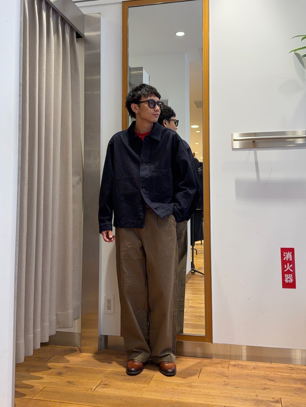 レッド系のニット/セーター、ベージュ系のその他パンツ、ブルー系のデニムジャケットを着用したメンズの秋コーディネートの2枚目の写真