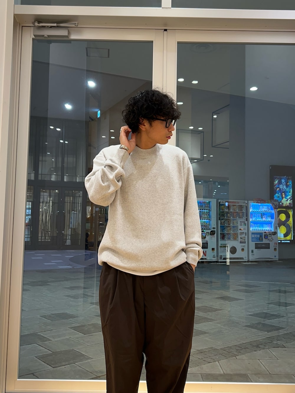 グレー系のニット/セーター、ブラウン系のその他パンツを着用したメンズの秋コーディネートの2枚目の写真