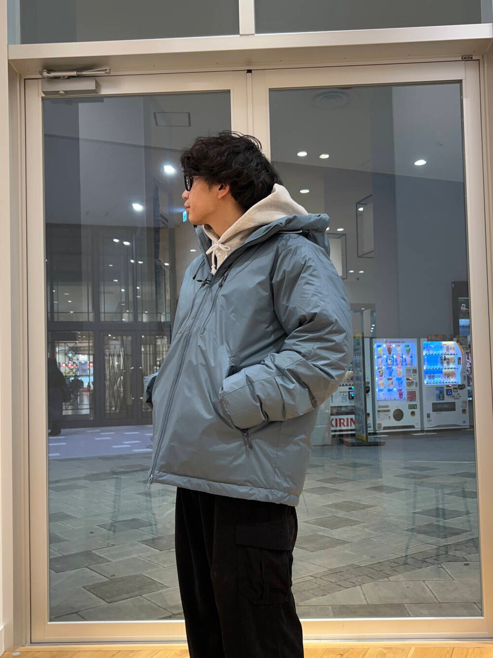 ブルー系のダウンジャケット/コート、グレー系のスウェット、ブラック系のその他パンツを着用したメンズの冬コーディネートの4枚目の写真