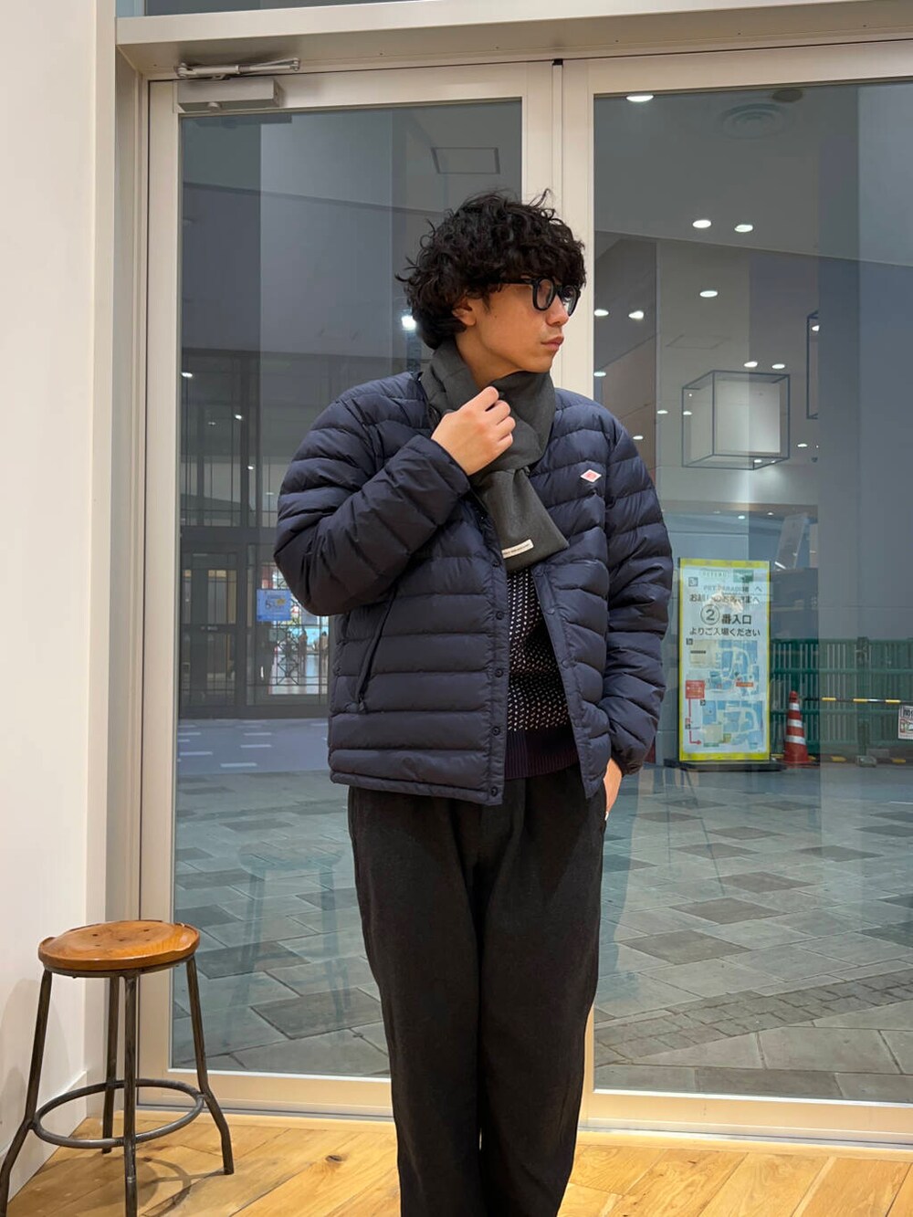 グレー系のその他パンツ、ブルー系のニット/セーター、ブルー系のその他アウターを着用したメンズの冬コーディネートの2枚目の写真