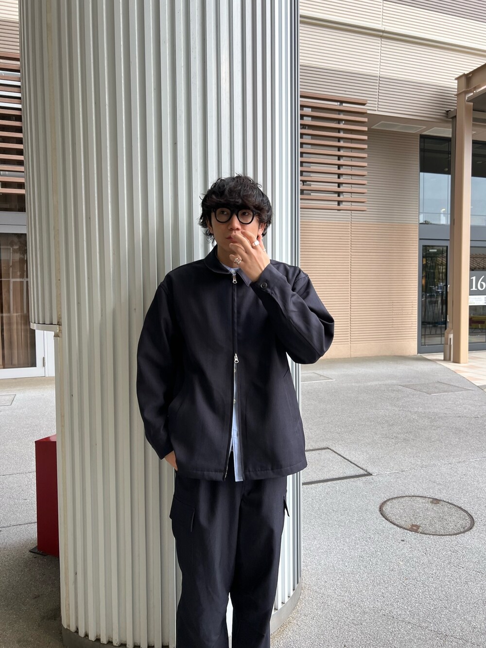 ブルー系のその他パンツ、ブルー系のシャツ/ブラウス、ブルー系のブルゾンを着用したメンズの春コーディネートの4枚目の写真