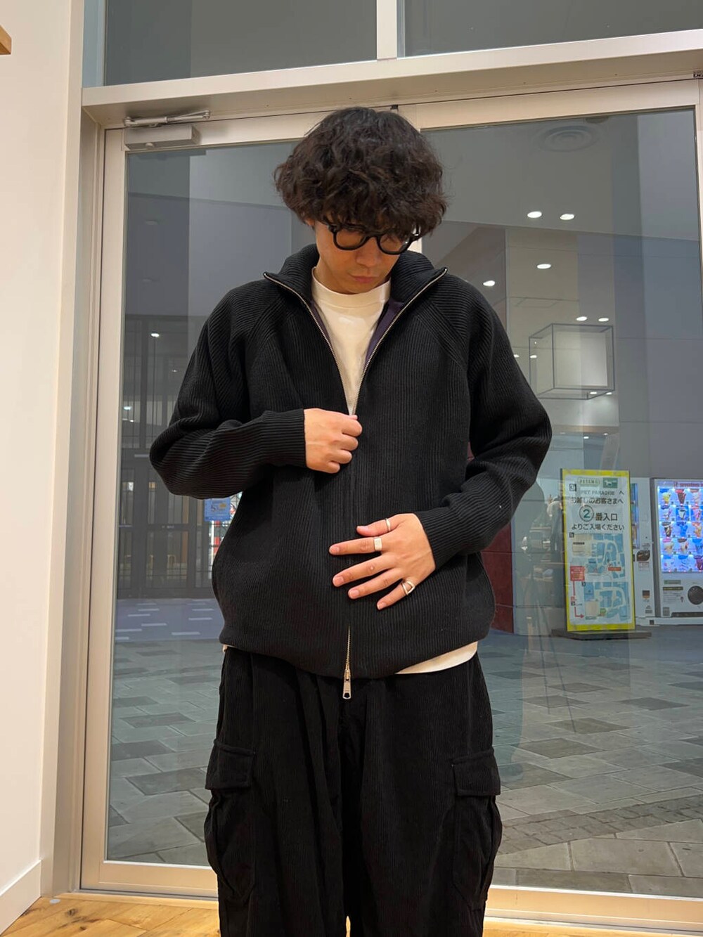 ブラック系のニット/セーター、ブラック系のその他パンツを着用したメンズの冬コーディネートの3枚目の写真