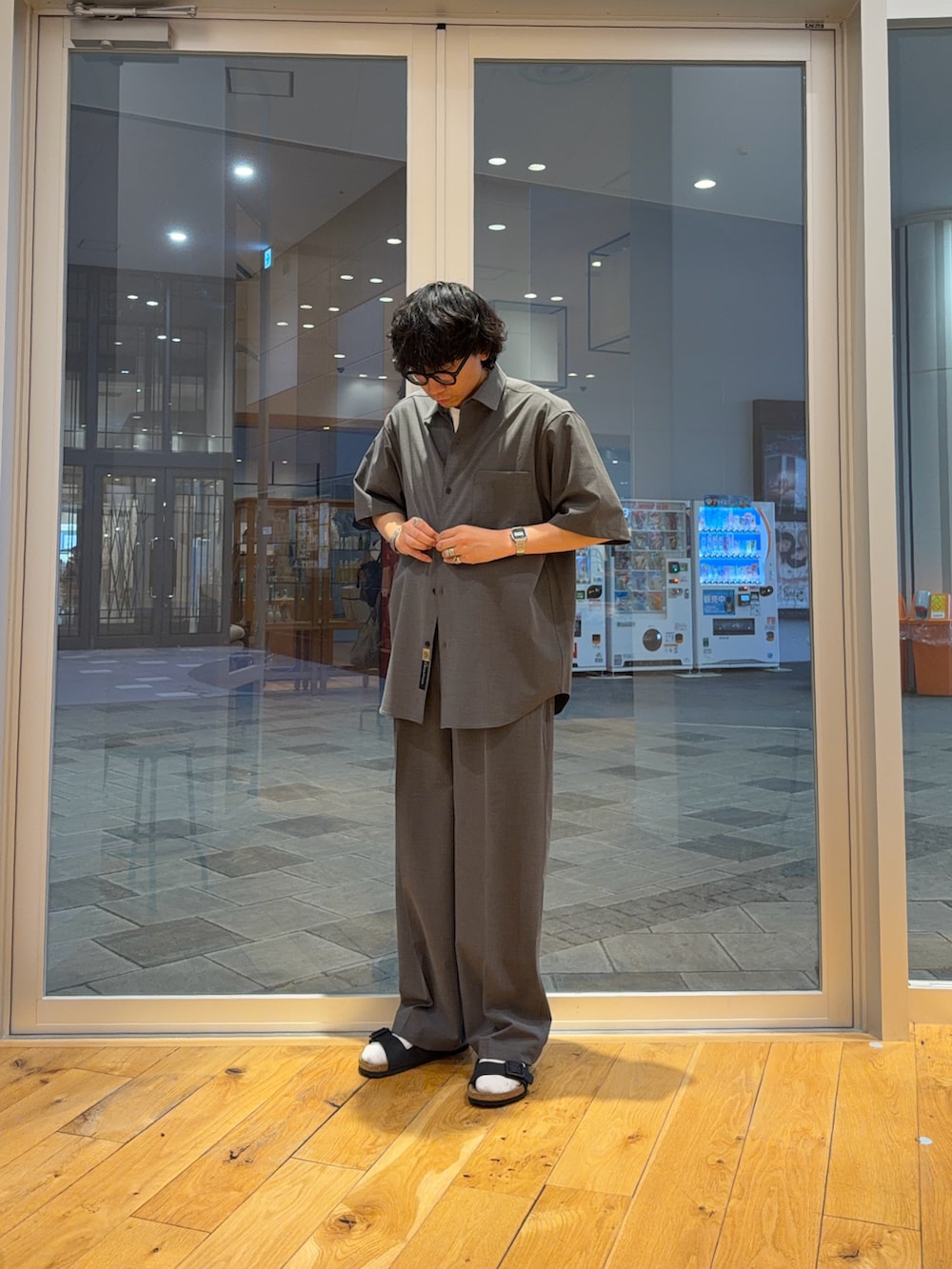 グレー系のシャツ/ブラウス、グレー系のその他パンツ、ブラック系のサンダルを着用したメンズの春コーディネートの2枚目の写真