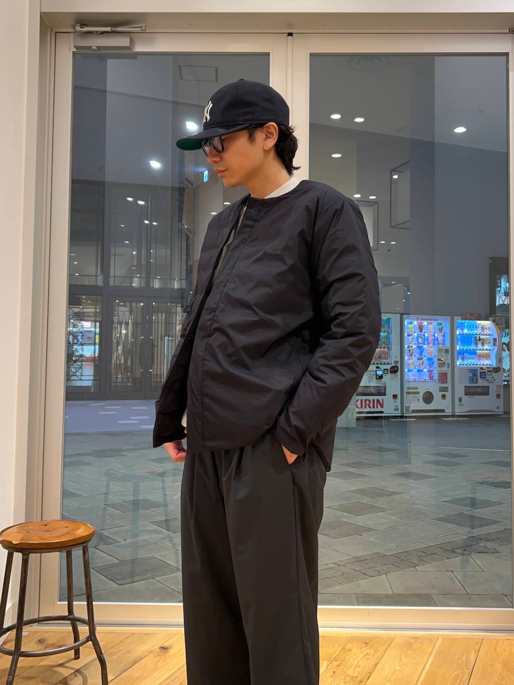 ブラック系のダウンジャケット/コート、ブラック系のその他パンツ、グレー系のスウェットを着用したメンズの冬コーディネートの2枚目の写真