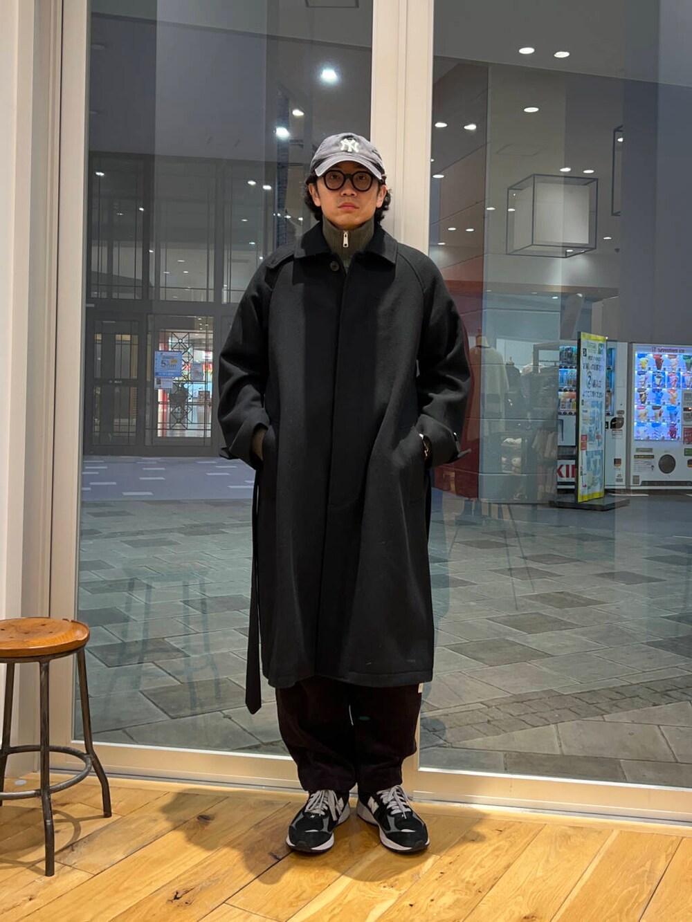 グレー系のその他パンツ、グレー系のニット/セーター、ブラック系のステンカラーコートを着用したメンズの冬コーディネートの2枚目の写真