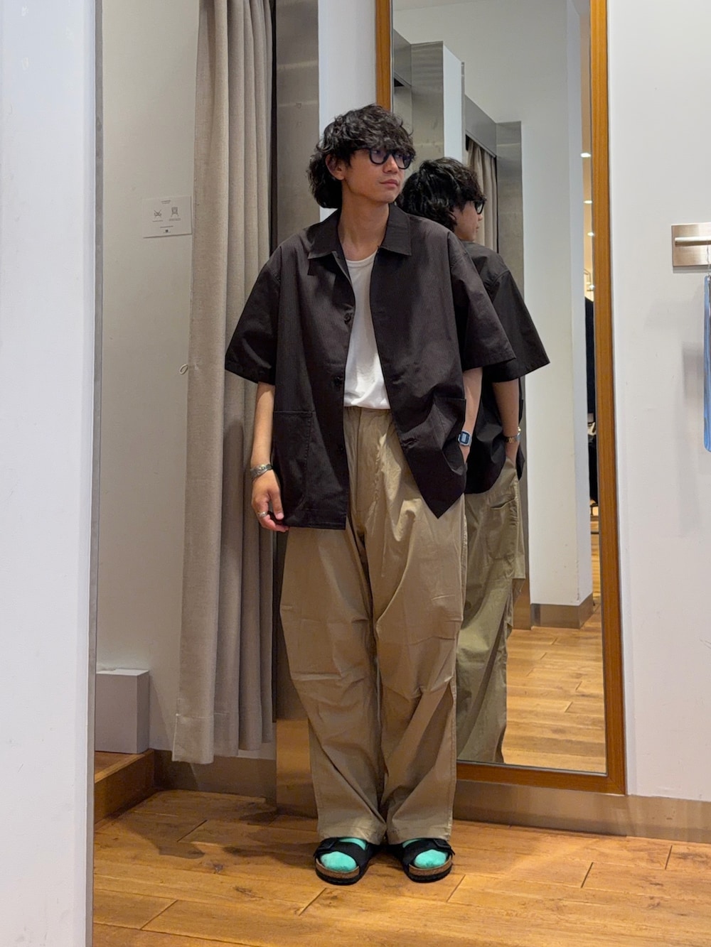 ブラウン系のシャツ/ブラウス、ベージュ系のその他パンツ、ブラック系のサンダルを着用したメンズの夏コーディネートの2枚目の写真