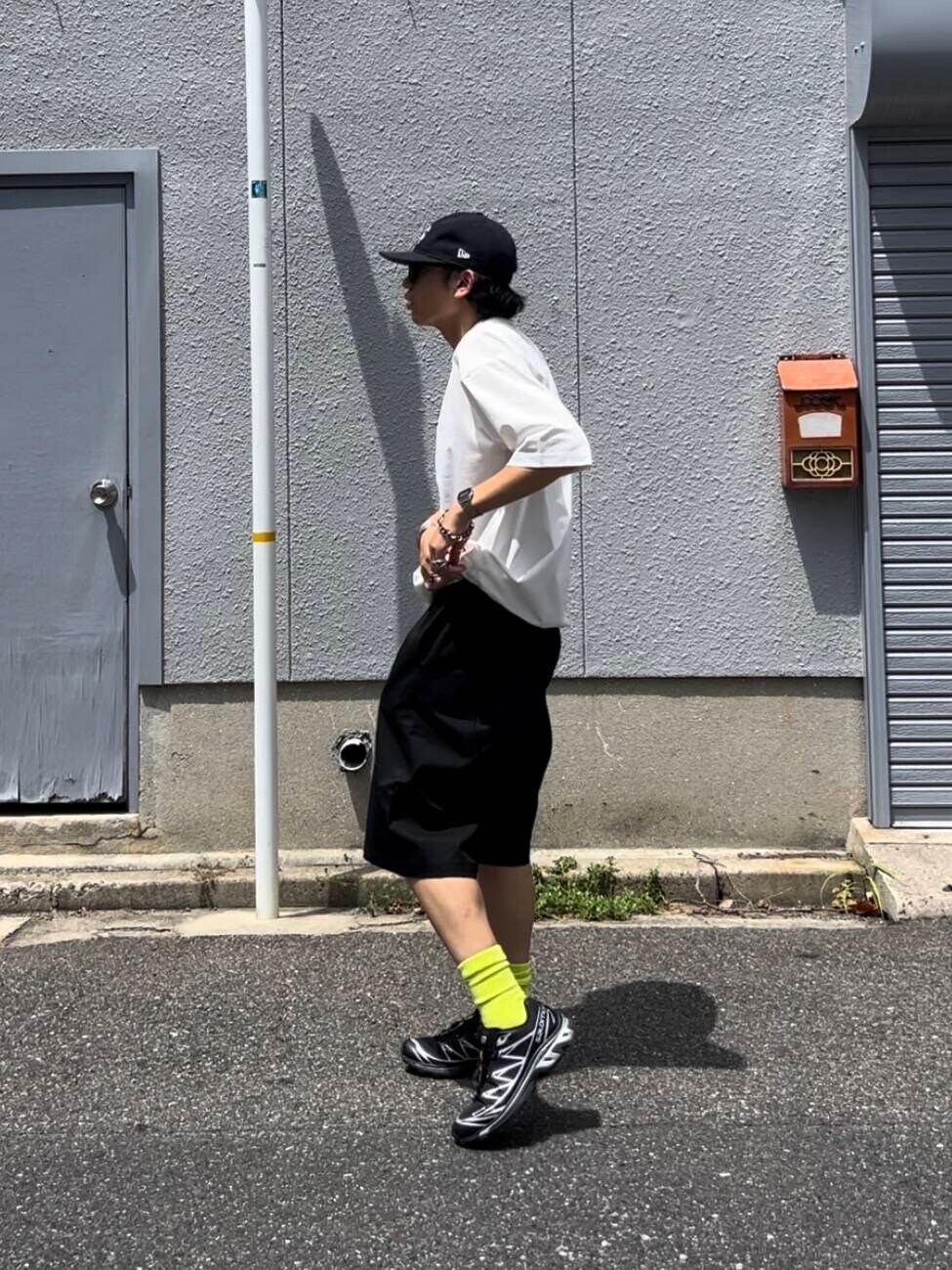 ホワイト系のTシャツ/カットソー、ブラック系のその他パンツを着用したメンズの夏コーディネートの3枚目の写真