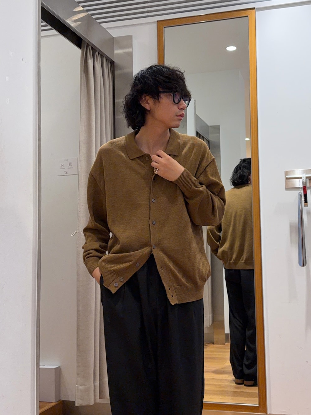 ブラウン系のカーディガン/ボレロ、ブラック系のその他パンツ、ブラック系のサンダルを着用したメンズの夏コーディネートの3枚目の写真