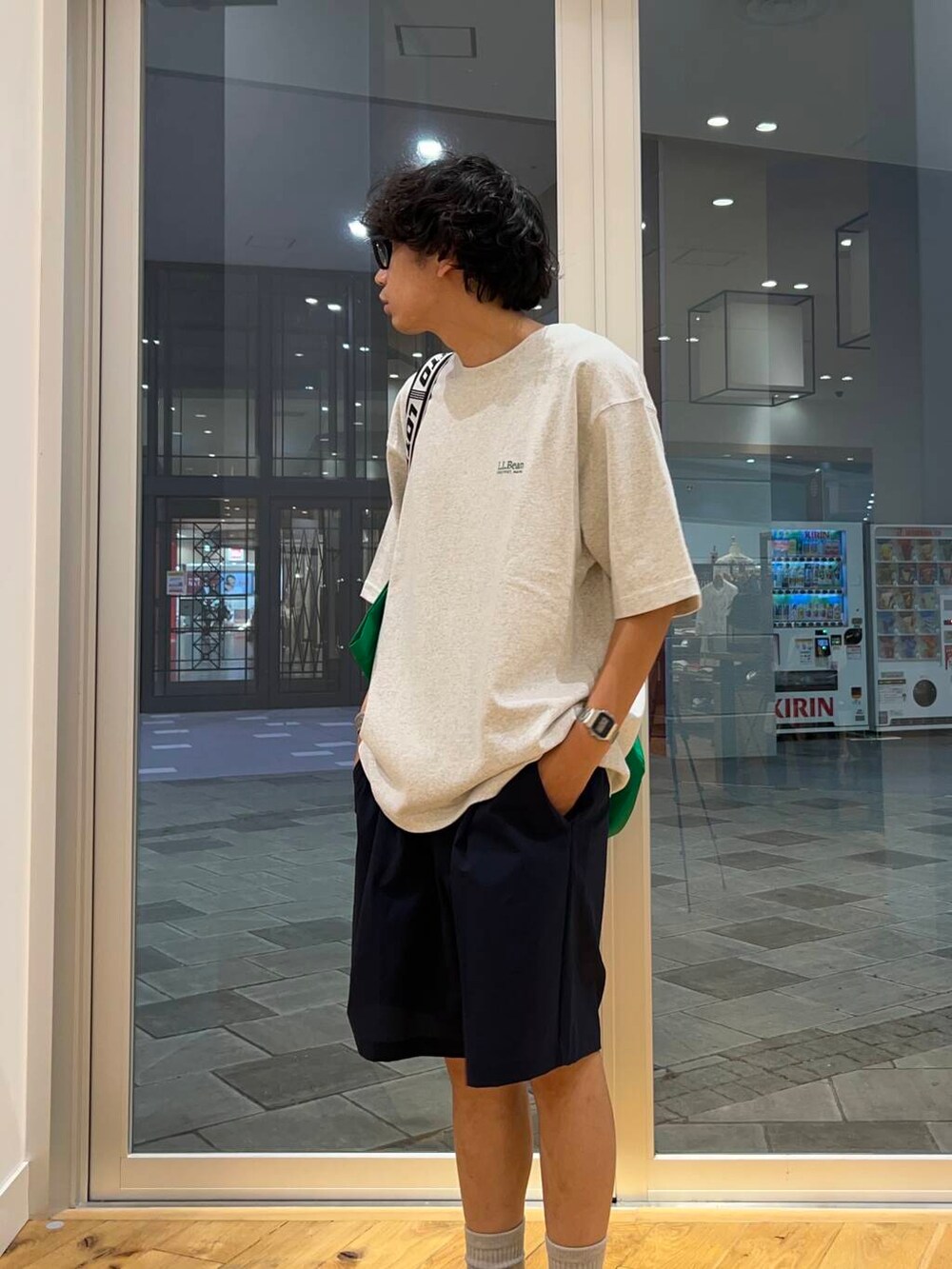 ブルー系のその他パンツ、グリーン系のトートバッグを着用したメンズの夏コーディネートの2枚目の写真