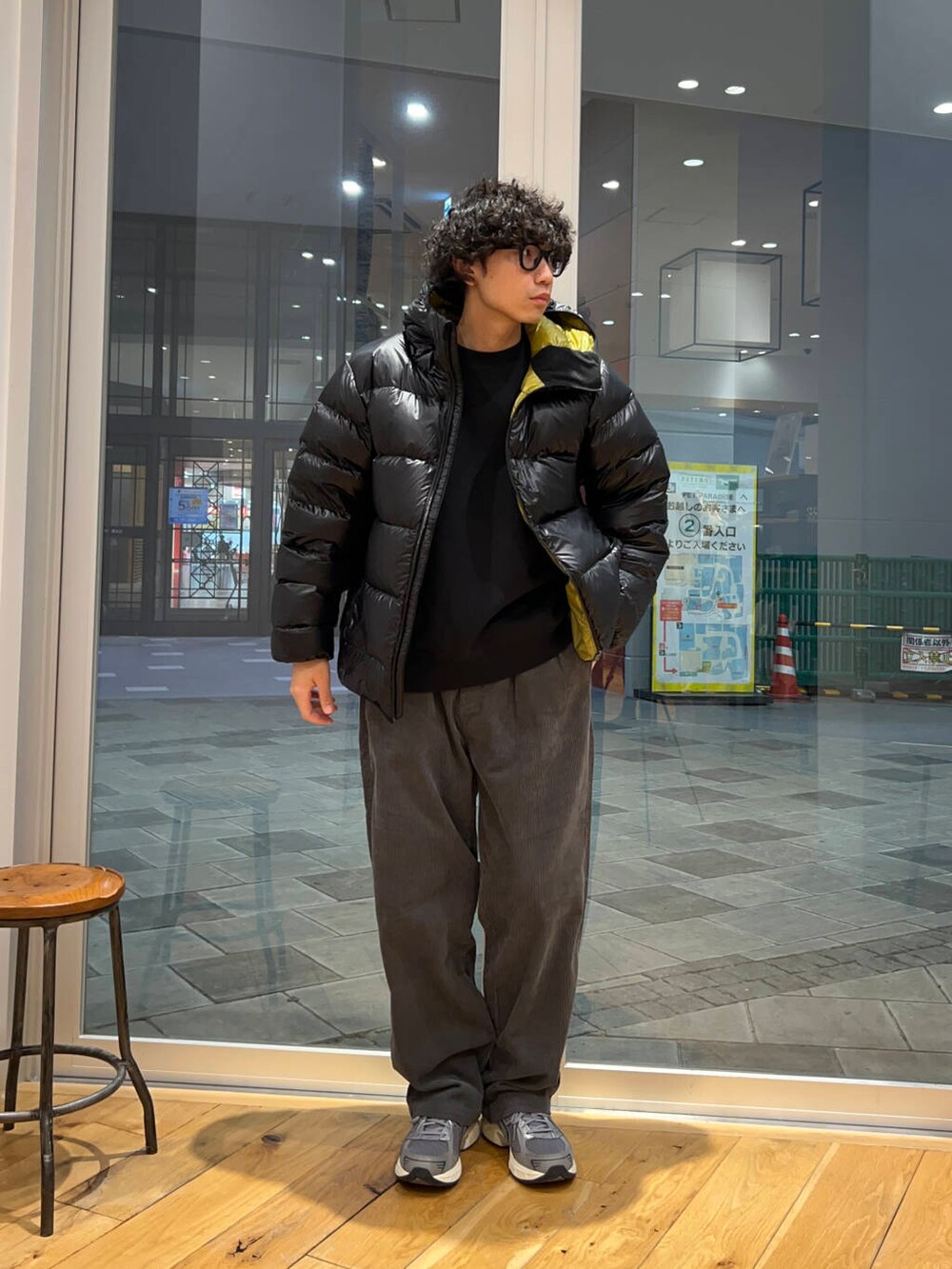 グレー系のスニーカー、グリーン系のその他パンツ、ブラック系のダウンジャケット/コートを着用したメンズの冬コーディネートの3枚目の写真