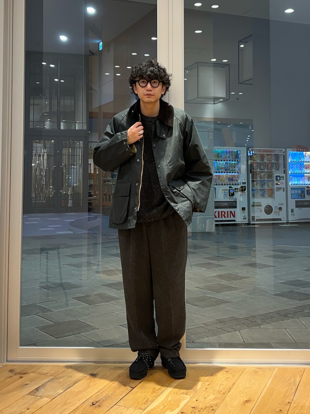 グレー系のニット/セーター、グレー系のその他パンツ、グリーン系のその他アウターを着用したメンズの冬コーディネートの2枚目の写真