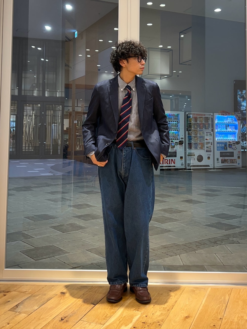 ブルー系のその他アウター、ブルー系のデニムパンツ、ブラック系のライダースジャケットを着用したメンズの秋コーディネートの2枚目の写真