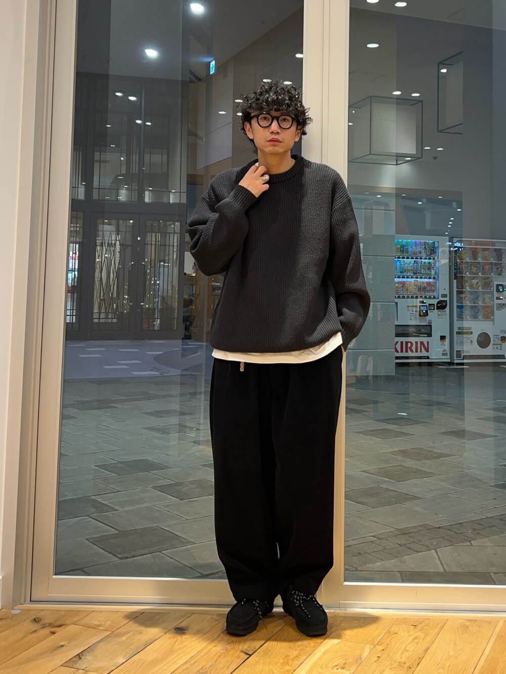 グレー系のニット/セーター、グレー系のその他パンツ、ブルー系のマフラーを着用したメンズの冬コーディネートの2枚目の写真