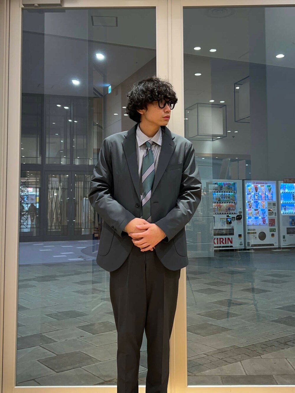 ブラック系のドレスシューズ、ブルー系のシャツ/ブラウス、グリーン系のネクタイを着用したメンズの冬コーディネートの2枚目の写真