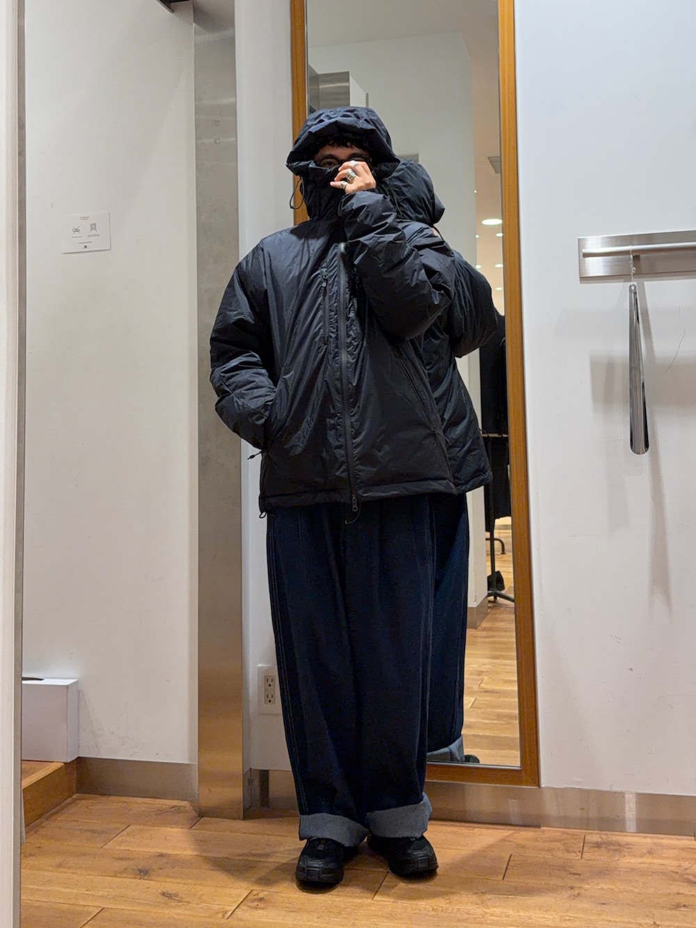 イエロー系のスウェット、ブルー系のその他パンツ、ブラック系のダウンジャケット/コートを着用したメンズの秋コーディネートの3枚目の写真