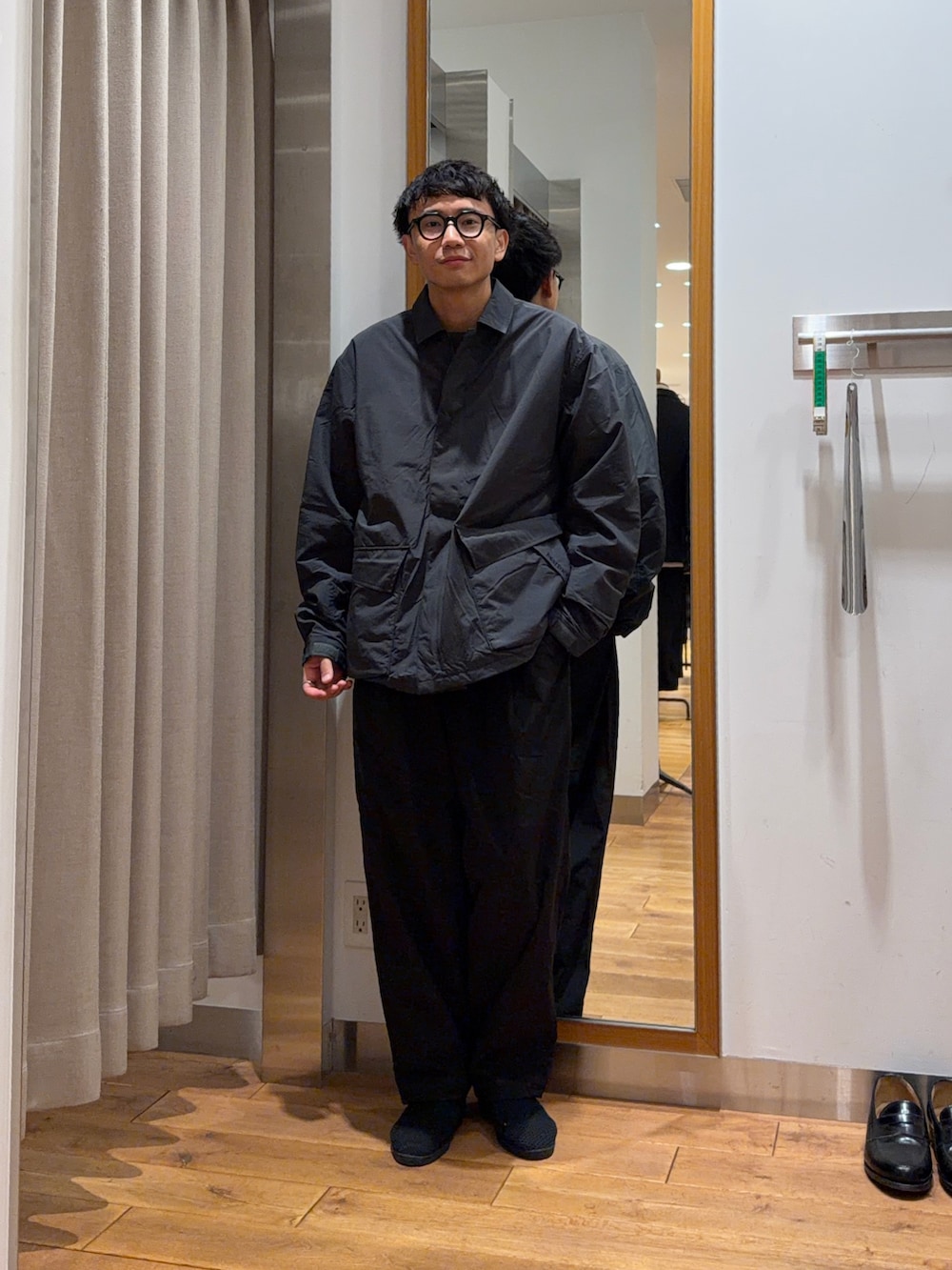 ブラック系のその他パンツ、グレー系のその他アウター、ホワイト系のTシャツ/カットソーを着用したメンズの秋コーディネートの2枚目の写真