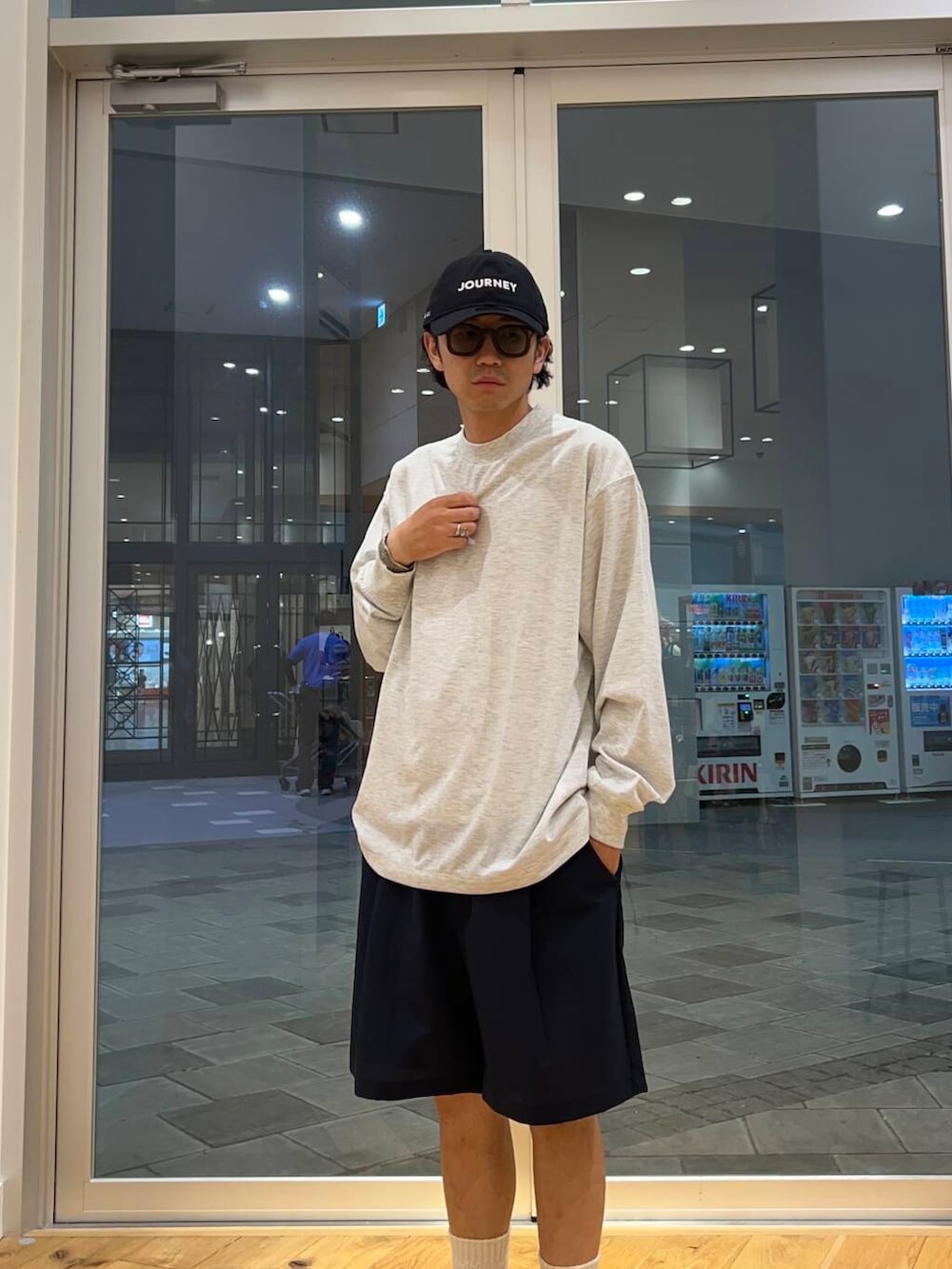 ブラック系のサンダル、ブラック系のその他パンツ、ブルー系のキャップを着用したメンズの夏コーディネートの2枚目の写真