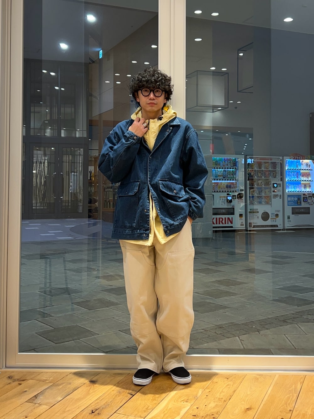 イエロー系のナイロンジャケット、ブルー系のカバーオール、ホワイト系のその他パンツを着用したメンズの冬コーディネートの2枚目の写真