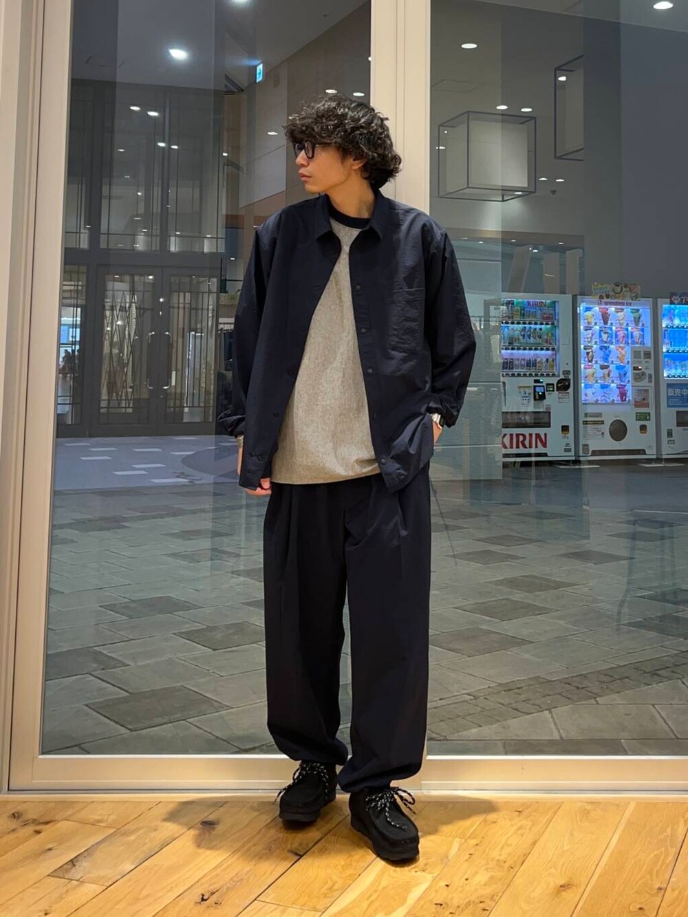 ブルー系のシャツ/ブラウス、ブルー系のその他パンツを着用したメンズの春コーディネートの2枚目の写真