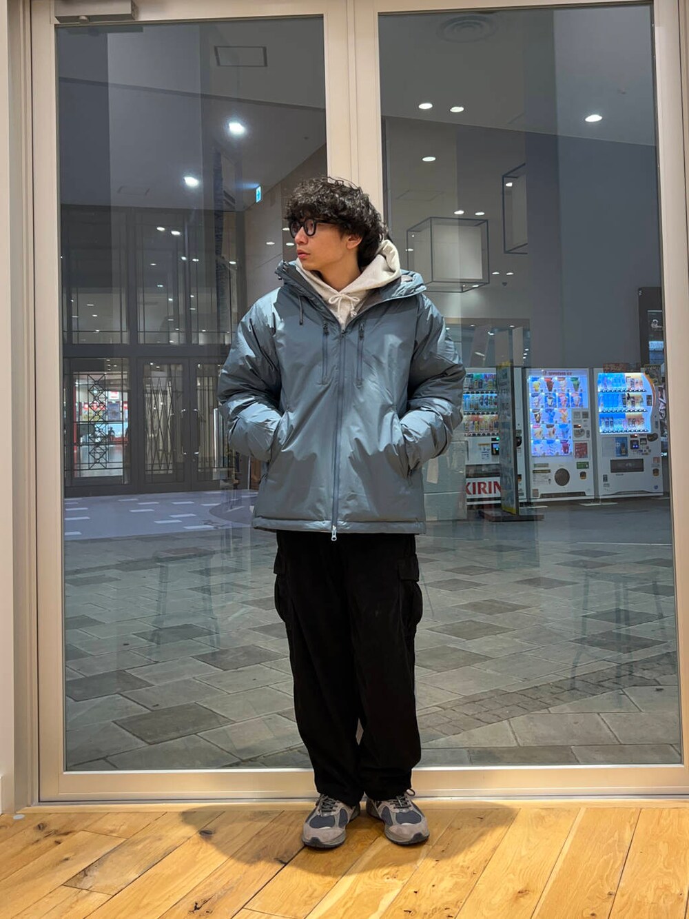 ブルー系のダウンジャケット/コート、グレー系のスウェット、ブラック系のその他パンツを着用したメンズの冬コーディネートの3枚目の写真