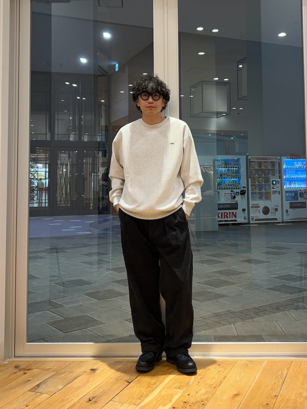 ブラック系のブルゾン、グレー系のスウェット、グレー系のその他パンツを着用したメンズの冬コーディネートの3枚目の写真