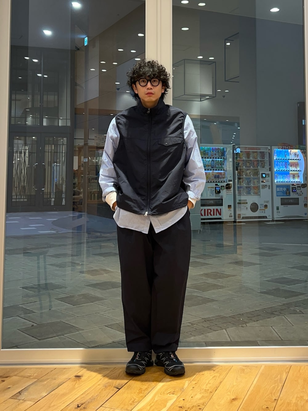 ブルー系のナイロンジャケット、ブルー系のその他パンツを着用したメンズの冬コーディネートの3枚目の写真