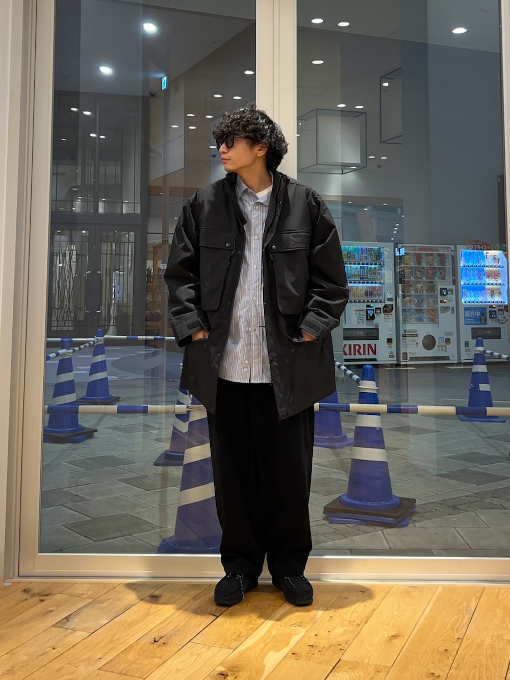 ブルー系のシャツ/ブラウス、ブラック系のその他アウターを着用したメンズの冬コーディネートの3枚目の写真