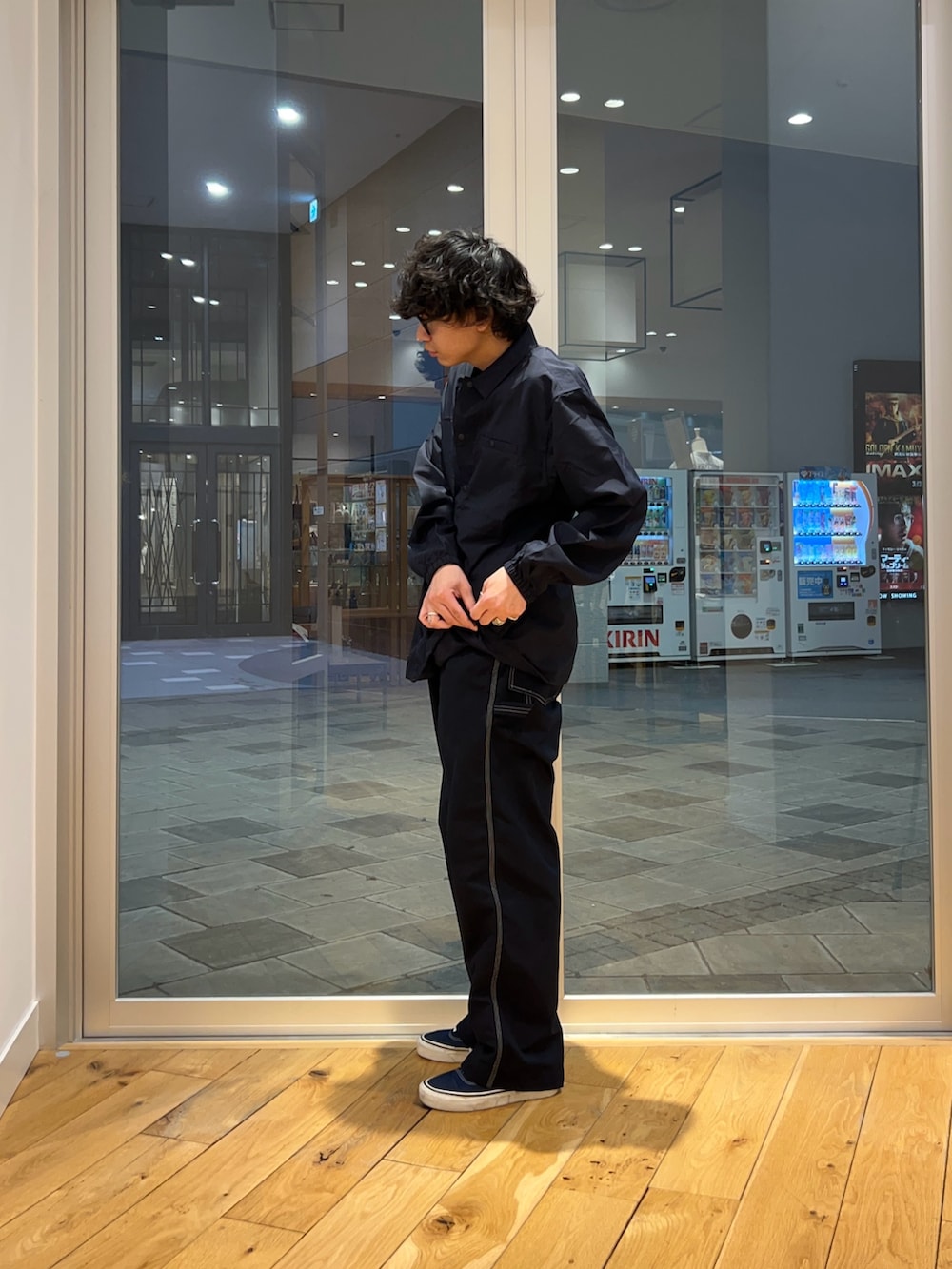 ブルー系のその他アウター、ブルー系のその他パンツを着用したメンズの春コーディネートの2枚目の写真