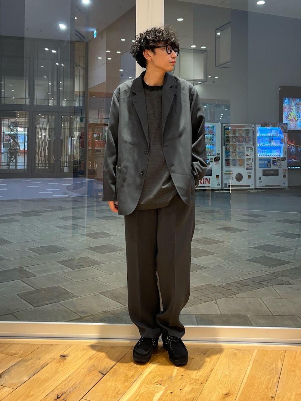 ブラック系のTシャツ/カットソー、グレー系のその他アウター、グレー系のその他パンツを着用したメンズの秋コーディネートの2枚目の写真