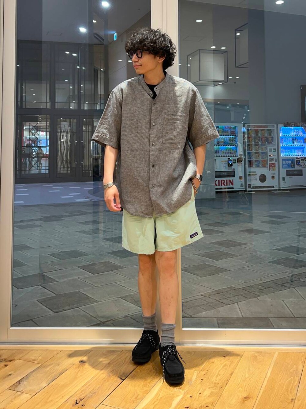 ブラック系のシャツ/ブラウス、ブラック系のTシャツ/カットソーを着用したメンズの夏コーディネートの2枚目の写真