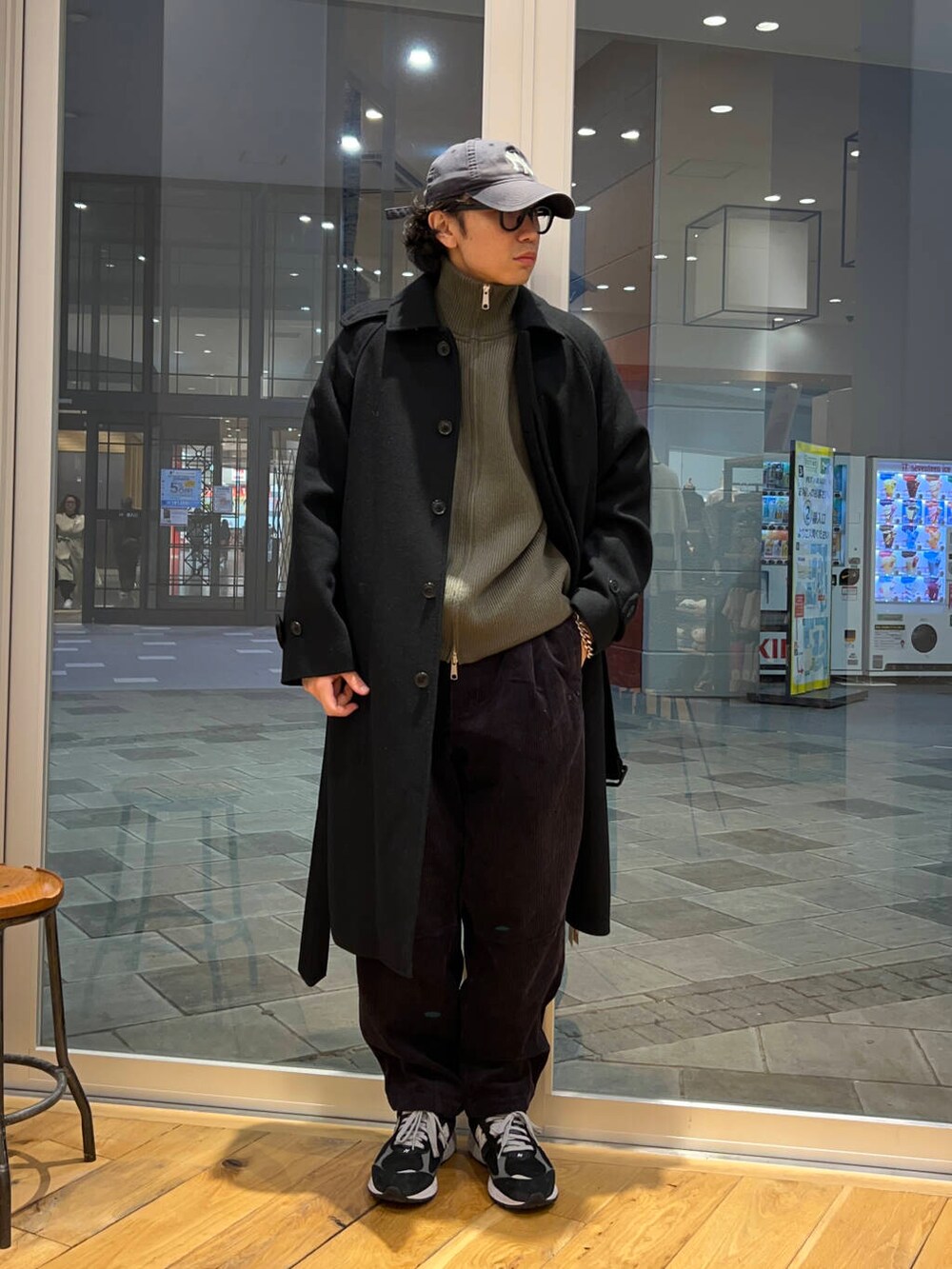 グレー系のその他パンツ、グレー系のニット/セーター、ブラック系のステンカラーコートを着用したメンズの冬コーディネートの3枚目の写真