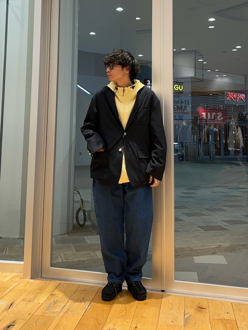 ブルー系のデニムパンツ、ブルー系のその他アウター、イエロー系のナイロンジャケットを着用したメンズの冬コーディネートの2枚目の写真