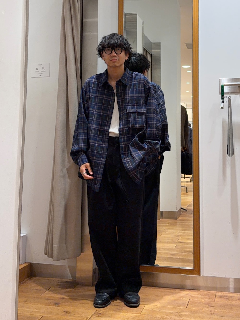 ブルー系のシャツ/ブラウス、ブルー系のその他パンツを着用したメンズの夏コーディネートの2枚目の写真