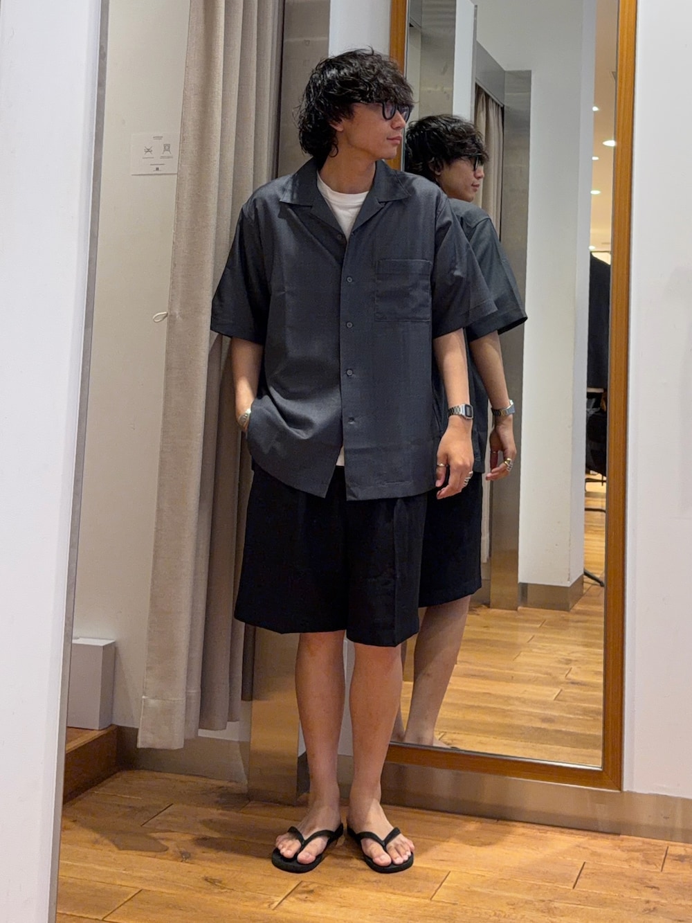 グレー系のシャツ/ブラウス、ブルー系のその他パンツを着用したメンズの夏コーディネートの2枚目の写真