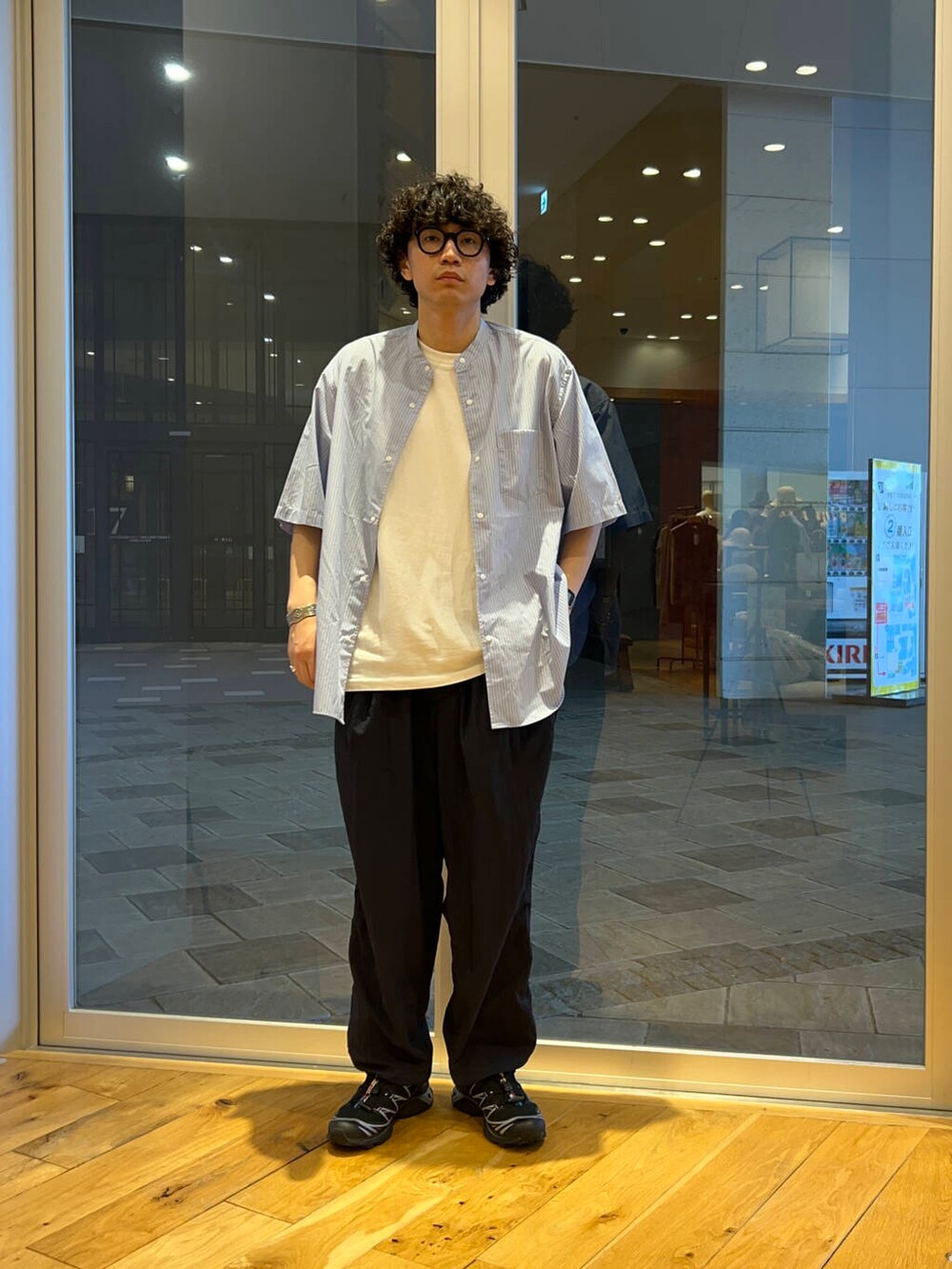 ホワイト系のTシャツ/カットソー、ブルー系のシャツ/ブラウス、ブルー系のその他パンツを着用したメンズの夏コーディネートの2枚目の写真