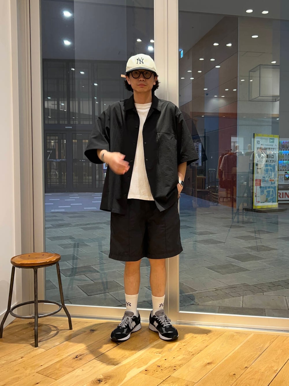 ブラック系のシャツ/ブラウス、ホワイト系のTシャツ/カットソーを着用したメンズの夏コーディネートの2枚目の写真