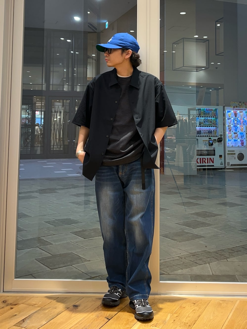 ブルー系のシャツ/ブラウス、ブルー系のデニムパンツ、ブラック系のTシャツ/カットソーを着用したメンズの夏コーディネートの2枚目の写真