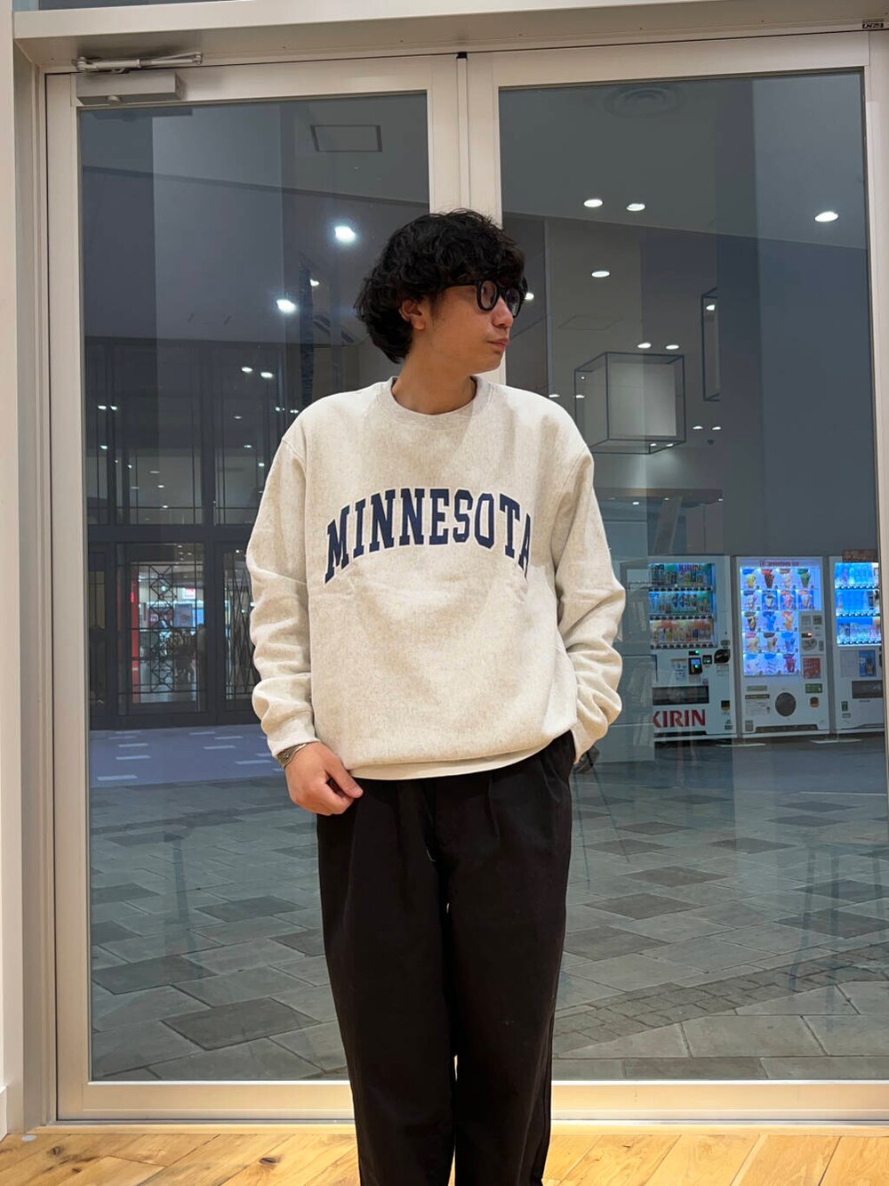 ブラック系のショルダーバッグ、ブラック系のその他パンツ、グレー系のスウェットを着用したメンズの冬コーディネートの3枚目の写真
