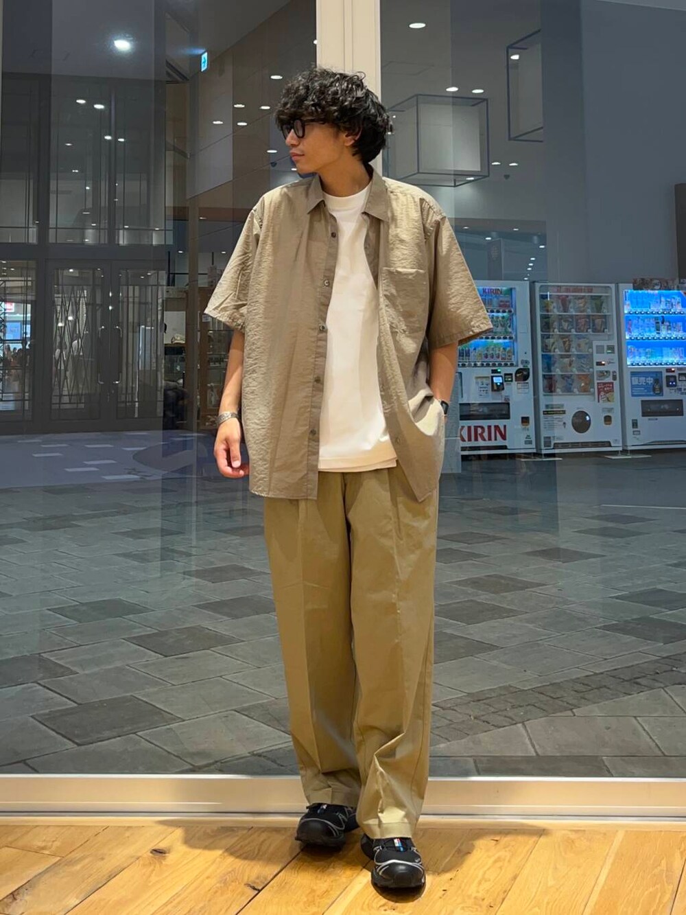 ホワイト系のTシャツ/カットソー、ベージュ系のその他パンツ、ベージュ系のシャツ/ブラウスを着用したメンズの夏コーディネートの2枚目の写真