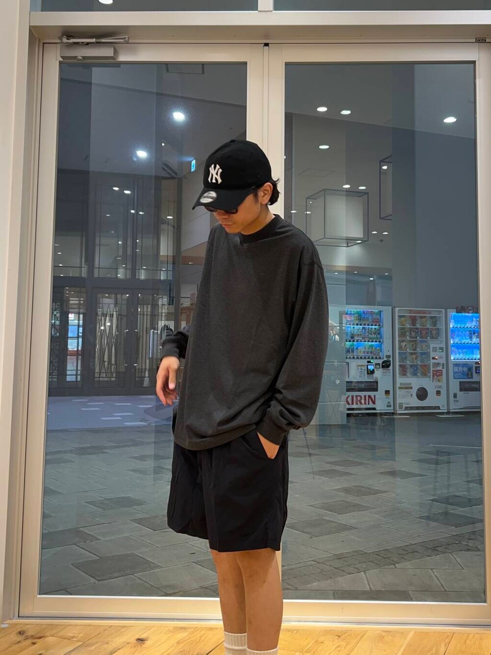 ブラック系のサンダル、ブラック系のその他パンツ、グレー系のTシャツ/カットソーを着用したメンズの夏コーディネートの2枚目の写真