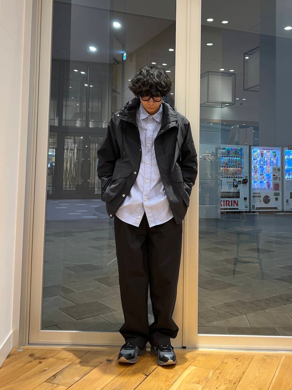 「doors、sip2412、春のジャケットスタイル」｜「FORK&SPOONのFORK&SPOON　フレンチドリルピグメントチノパンツ（その他パンツ、ブラック系）」を使った、いさむさん（メンズ・168cm）の春コーディネートの3枚目の写真